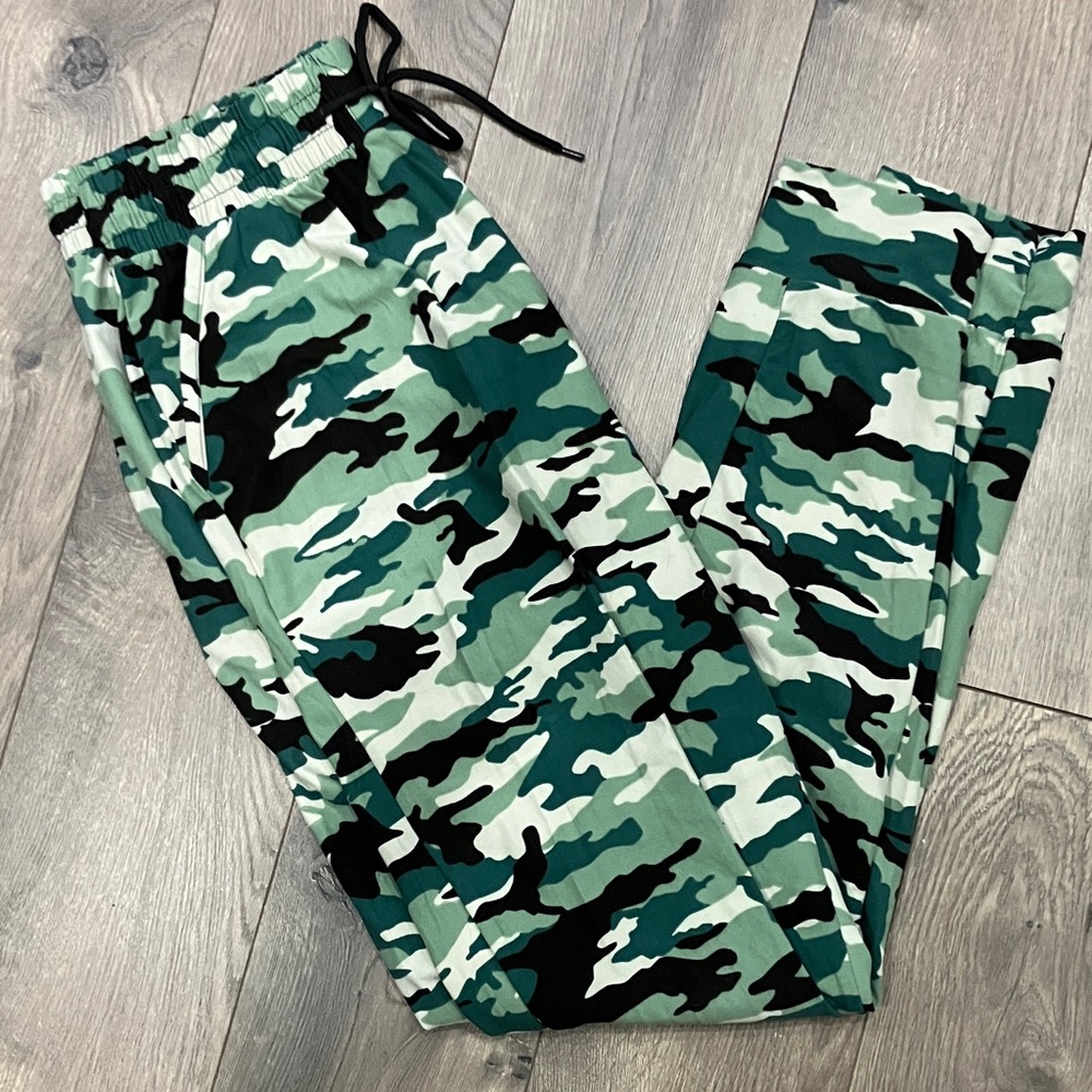 Women’s Camouflage Jogger Pants with Pockets, Size Medium